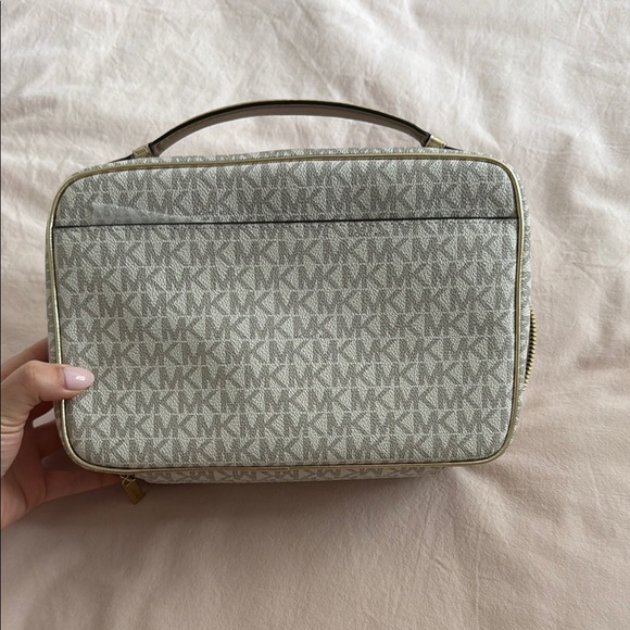 Michael Kors Large Hanging Travel Case - Picture 2 of 5